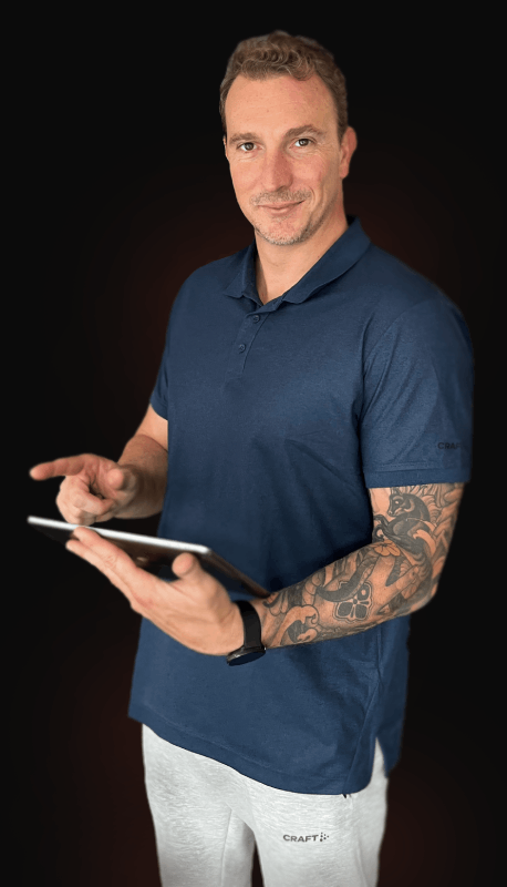 Thibault Lemarchand, coach sportif à Biarritz, personnalise une séance pour un client selon ses objectifs